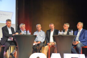 Six hommes à une tribune
