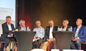 Six hommes à une tribune