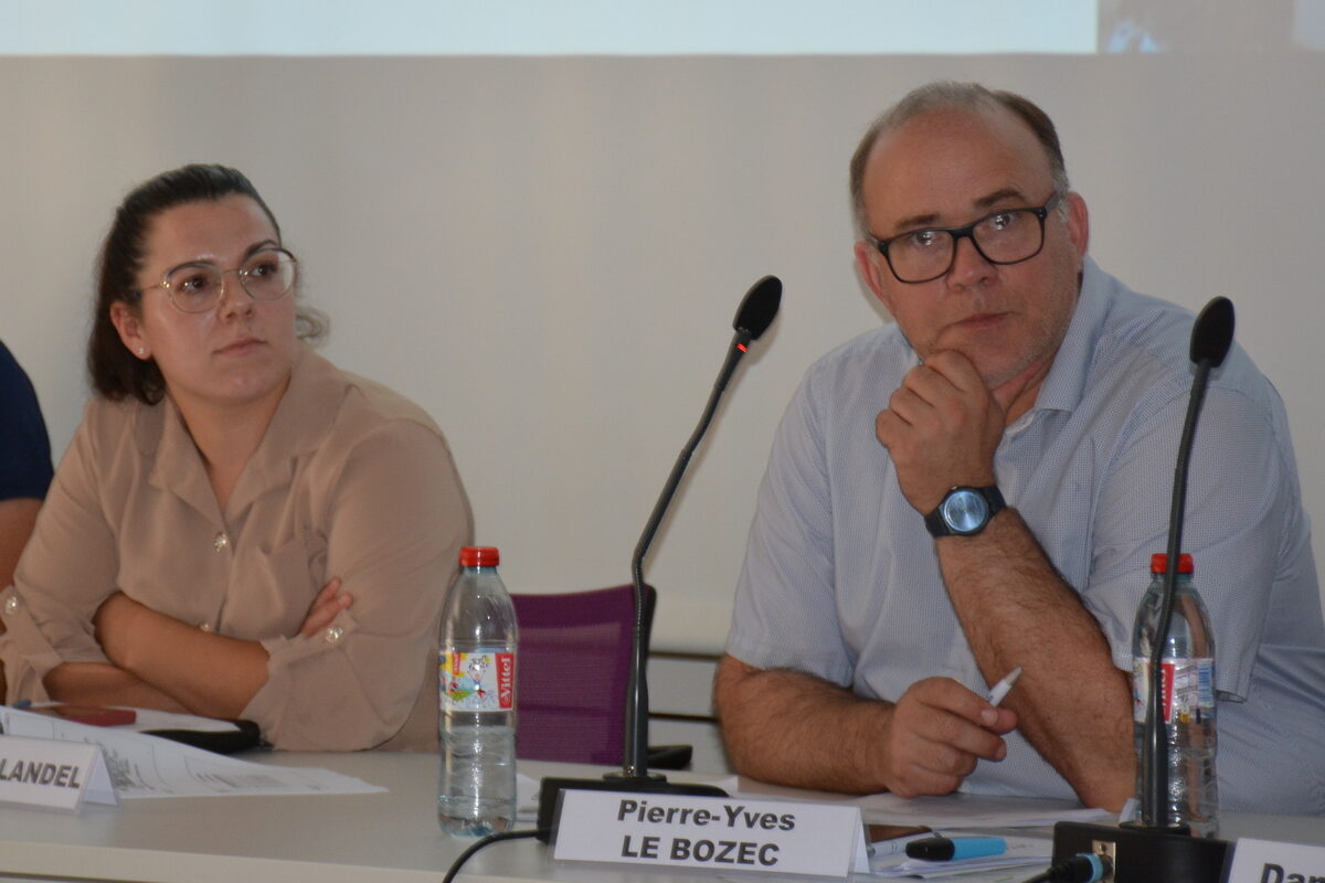 Un homme et une femme en tribune - Illustration En ordre de marche pour l’emploi agricole