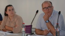 Un homme et une femme en tribune