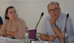 Un homme et une femme en tribune