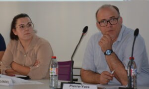 Un homme et une femme en tribune