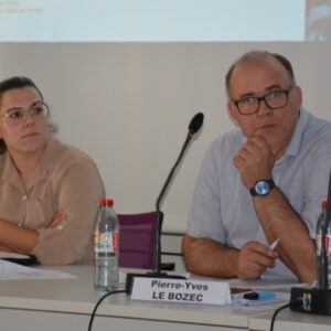 Un homme et une femme en tribune