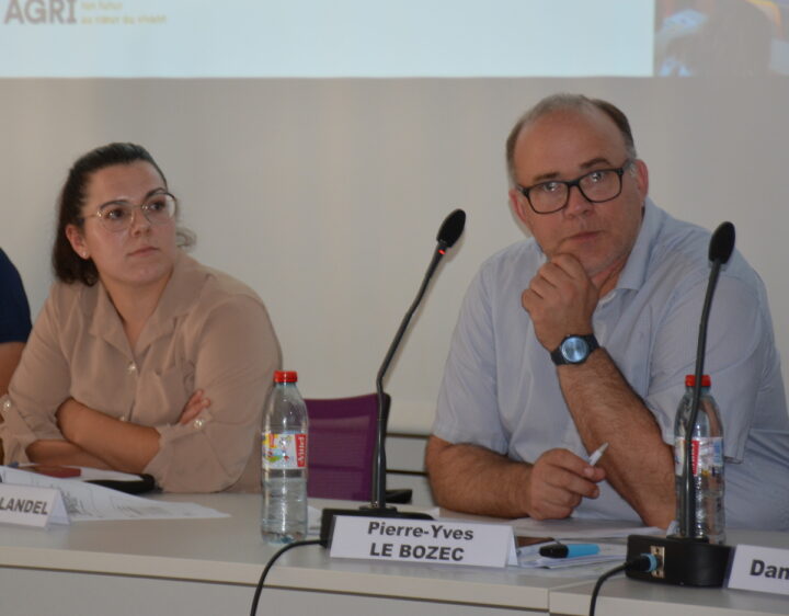 Un homme et une femme en tribune