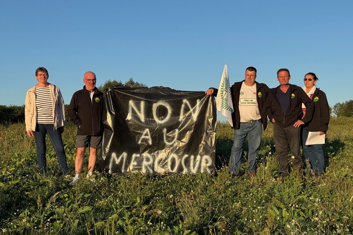 Des syndicalistes manifestant contre les accords entre l'Europe et le Mercosur. - Illustration Redire non aux accords avec le Mercosur