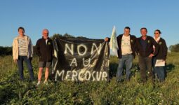 Des syndicalistes manifestant contre les accords entre l'Europe et le Mercosur.
