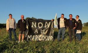 Des syndicalistes manifestant contre les accords entre l'Europe et le Mercosur.