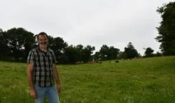 éleveur devant ses prairies