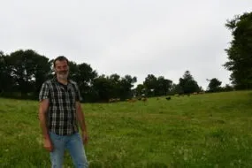 éleveur devant ses prairies