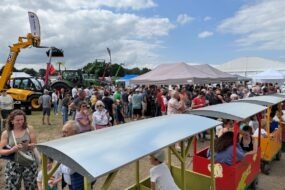Une foule dans un salon agricole