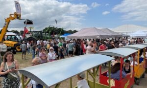 Une foule dans un salon agricole