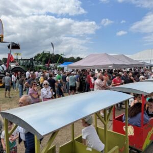 Une foule dans un salon agricole