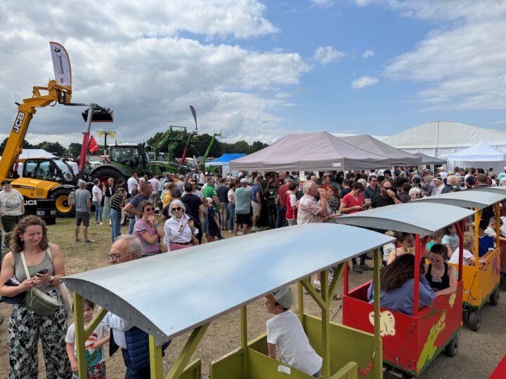 Une foule dans un salon agricole