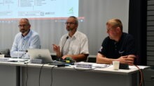 trois hommes à une tribune