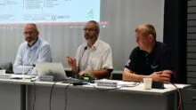trois hommes à une tribune