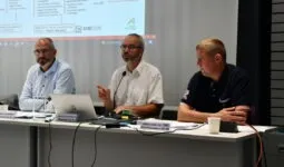 trois hommes à une tribune