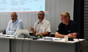 trois hommes à une tribune
