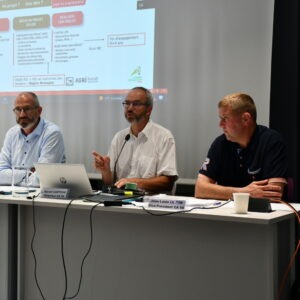 trois hommes à une tribune