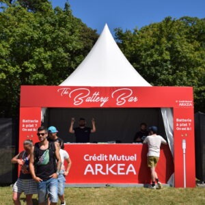 Un arrêt au stand du Crédit Mutuel Arkéa pour recharger les batteries et c’est reparti jusqu’au bout de la nuit !