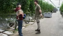 Deux personnes parlent dans un serre
