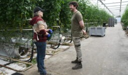 Deux personnes parlent dans un serre