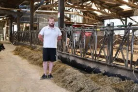 un éleveur dans une stabulation