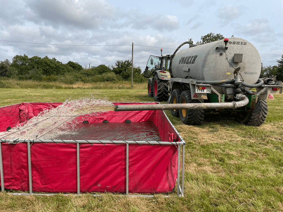 Une tonne à lisier remplit d'eau approvisionne une réserve installée par les pompiers. - Illustration S’engager pour aider les pompiers
