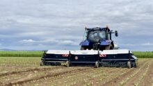 Pulévrisateur Ara dans champ de haricots