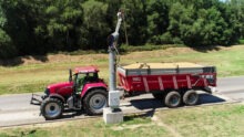 Un tracteur avec une remorque de grain