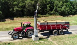 Un tracteur avec une remorque de grain