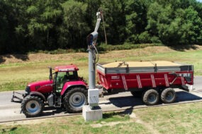 Un tracteur avec une remorque de grain