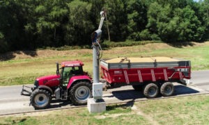 Un tracteur avec une remorque de grain