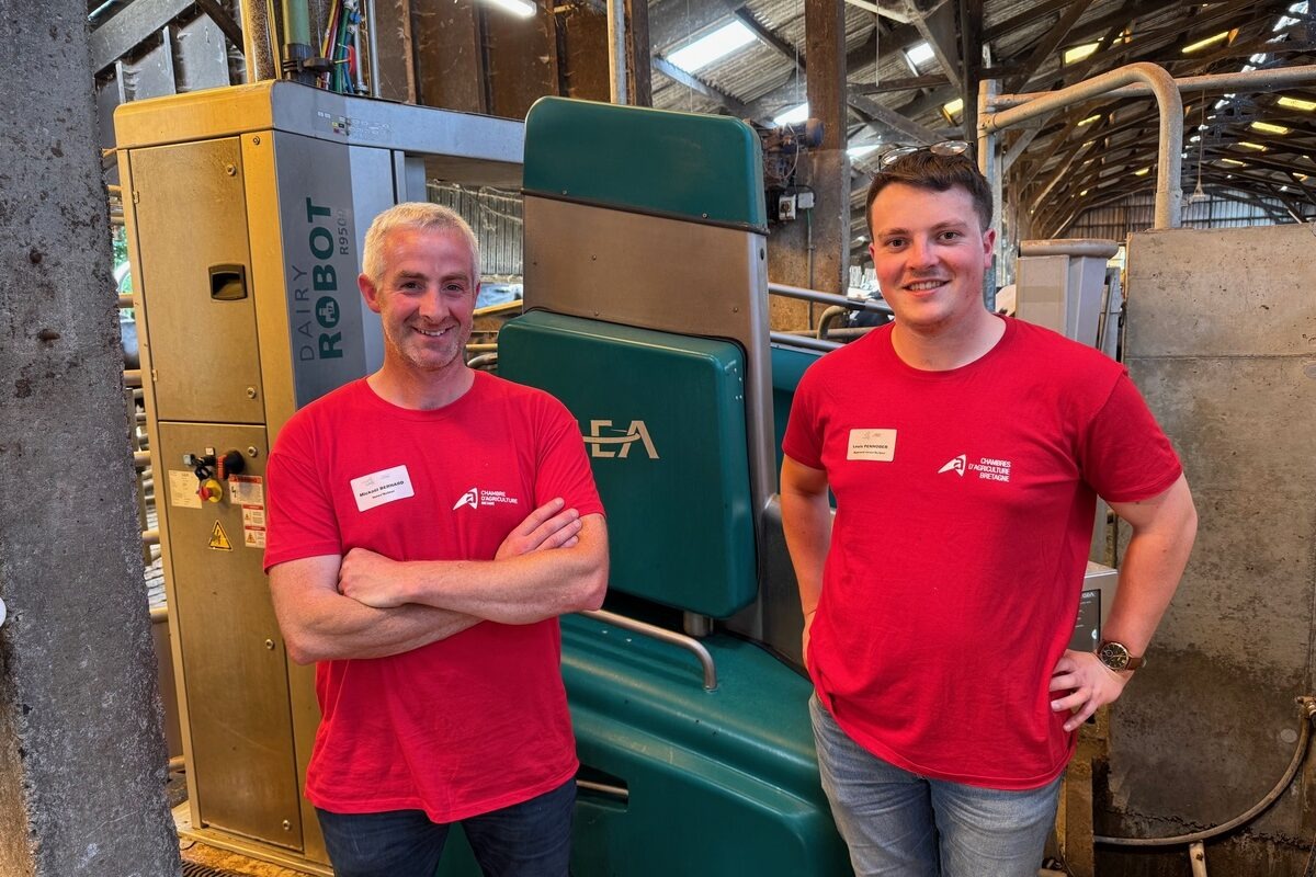 Deux hommes avec un T-shirt rouge devant un robot de traite vert.  - Illustration De l’herbe et des robots pour un juste équilibre