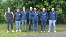 Des jeunes agriculteurs devant un talus