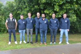 Des jeunes agriculteurs devant un talus