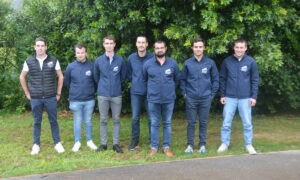 Des jeunes agriculteurs devant un talus