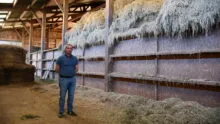 un éleveur dans son séchoir en grange