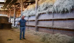 un éleveur dans son séchoir en grange