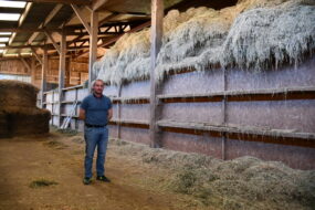 un éleveur dans son séchoir en grange