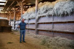 un éleveur dans son séchoir en grange