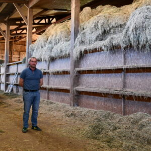 un éleveur dans son séchoir en grange