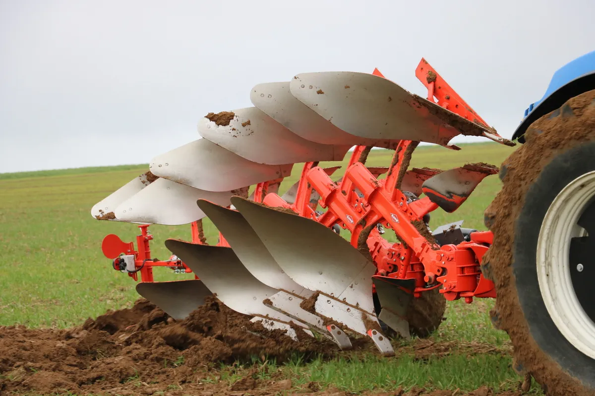 Gros plan dans un champ sur une charrue attelée à l'arrière d'un tracteur - Illustration Des outils pilotés plus finement par l’Isobus
