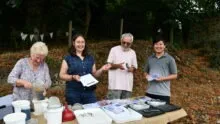 Des personnes sur un stand