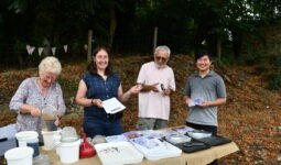 Des personnes sur un stand