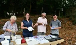 Des personnes sur un stand