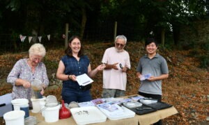 Des personnes sur un stand