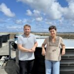 Un couple devant un bac rempli d'eau