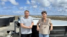 Un couple devant un bac rempli d'eau