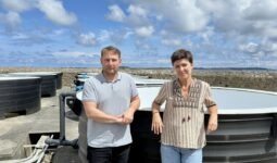 Un couple devant un bac rempli d'eau