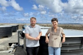Un couple devant un bac rempli d'eau